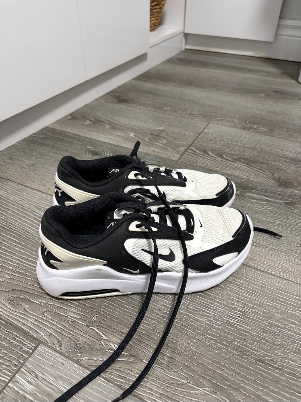Air Max Nike White and Black Sneakers - Picture 2 of 4